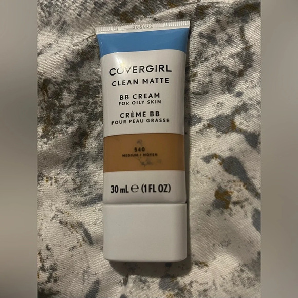 New! Covergirl Clean Matte BB Cream for Oukt Skin in Meduim 540 - Picture 1 of 2